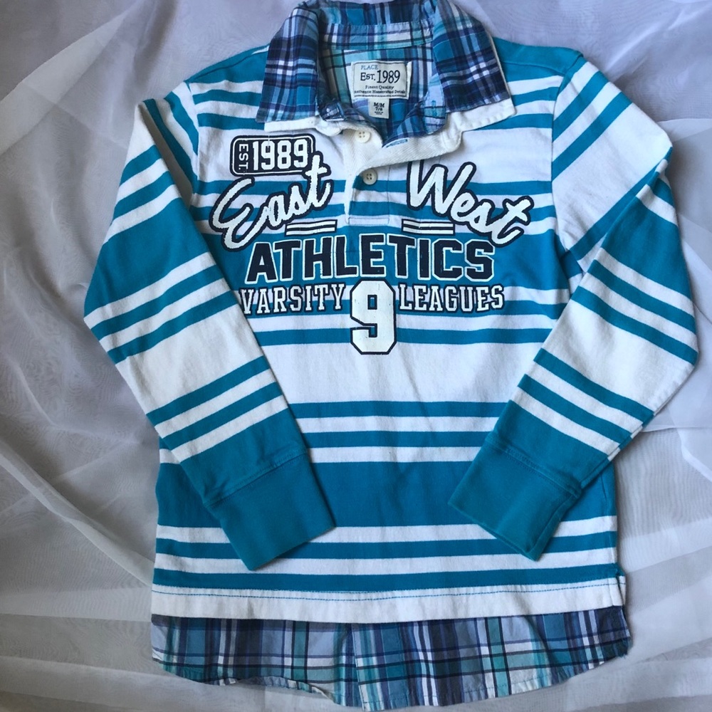 Long sleeve shirt with collar.